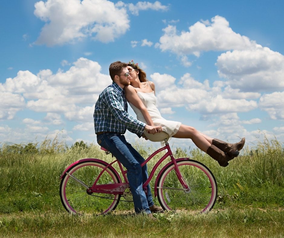 couple 18 differences between loving someone and being in love