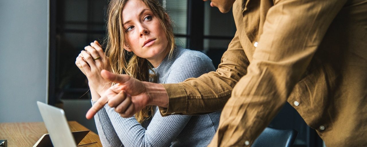 “I hate my boss” – 7 steps (+ how to fix the situation)