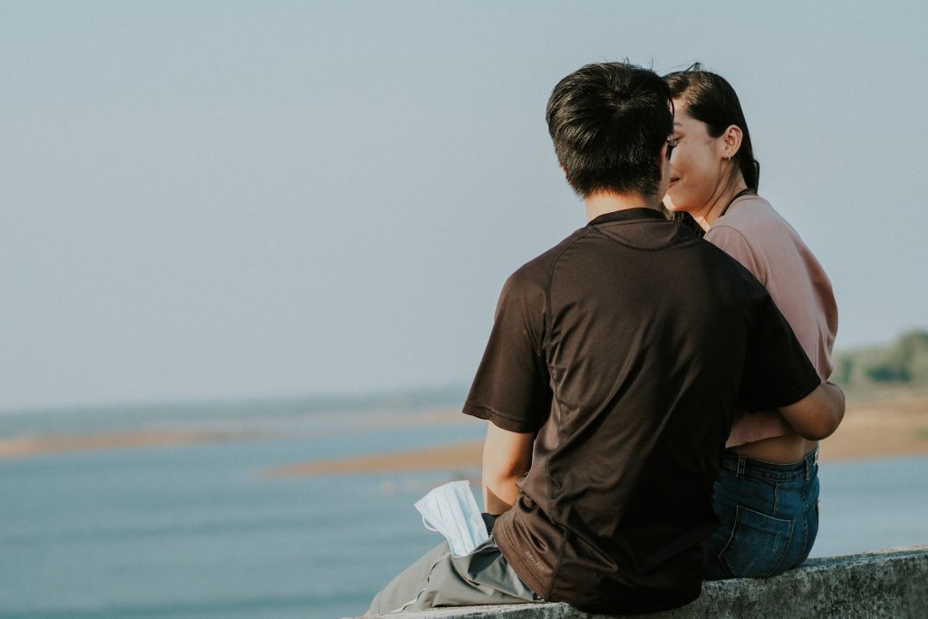 26 Signs A Younger Man Likes An Older Woman