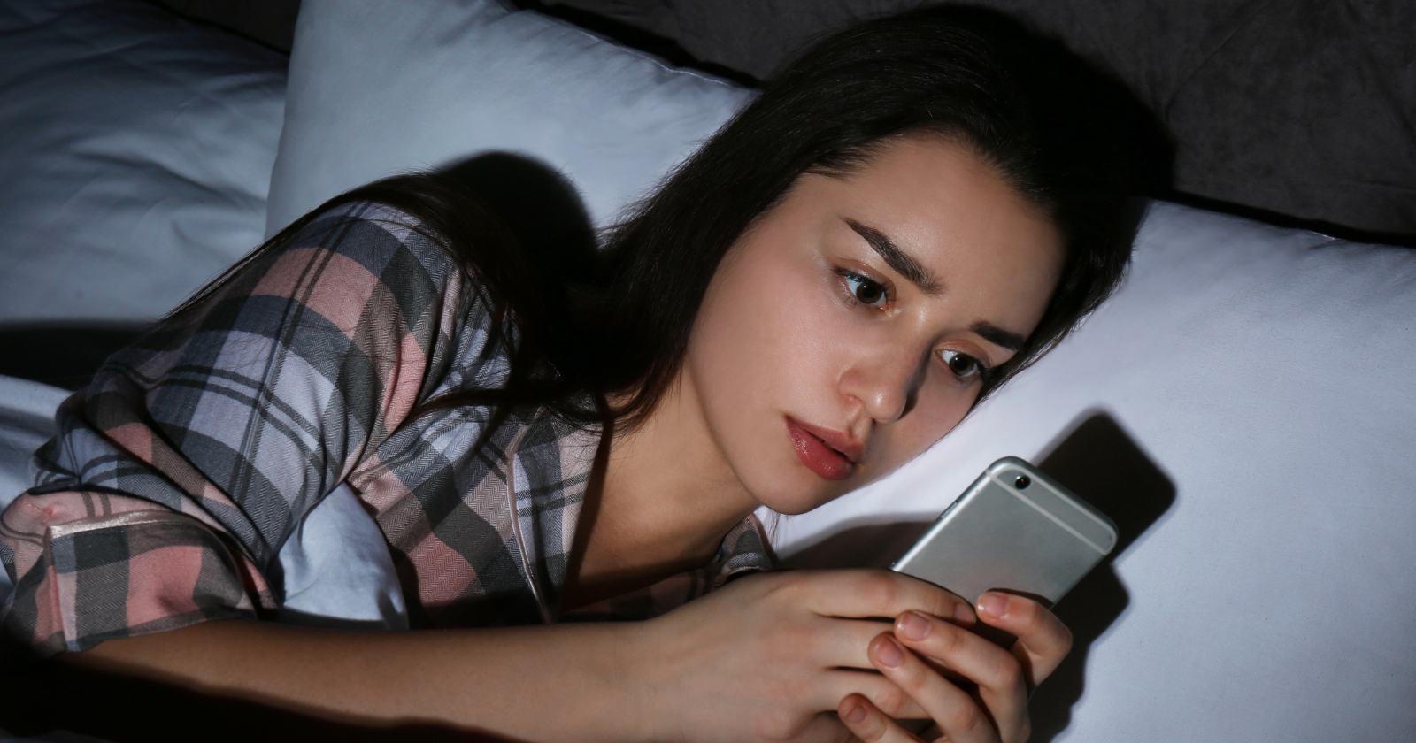 People who are afraid of being alone often exhibit these 9 behaviors